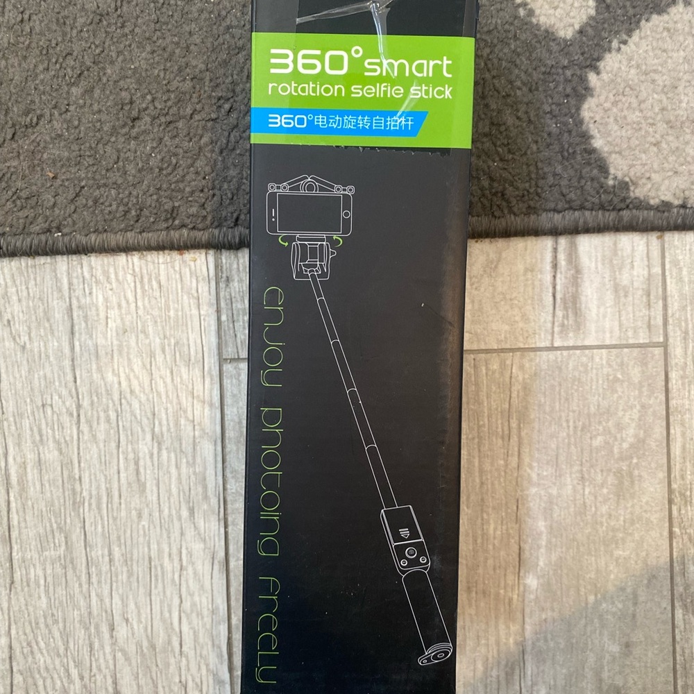 NWT 360° Smart Rotation Selfie Stick